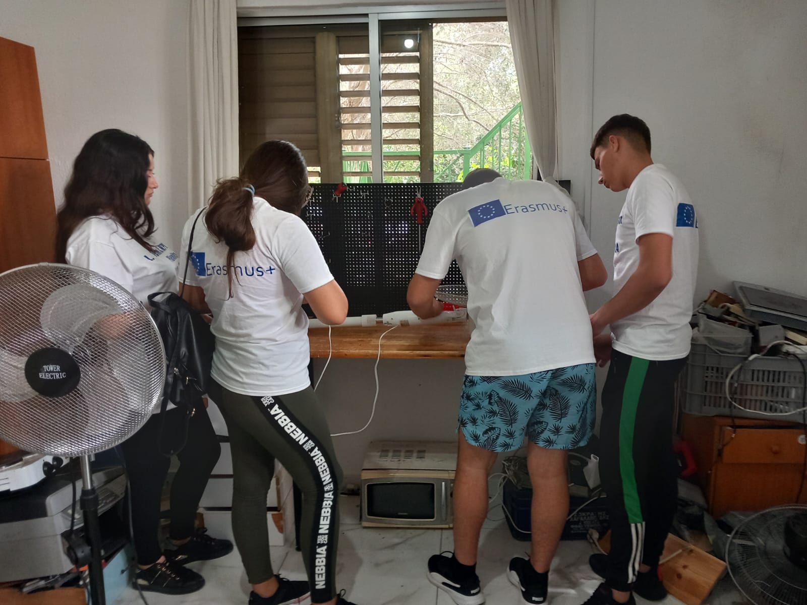 Elevi în timpul activităților practice